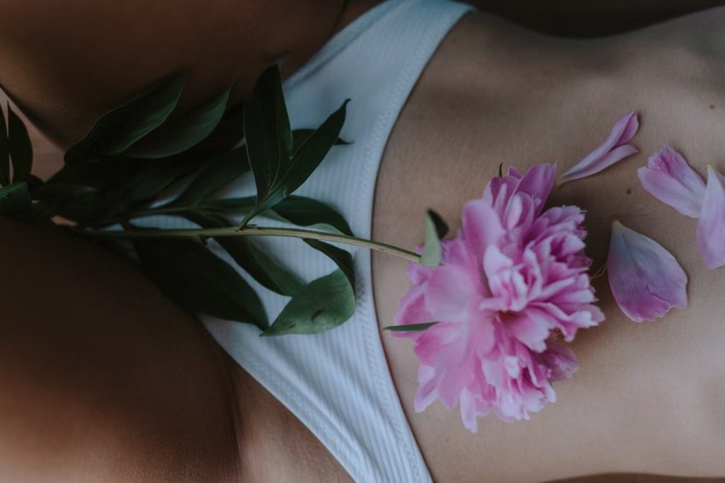 Hair Removal in Sensitive Areas: Why Hard Wax Has Become the Gold Standard for Bikini Lines and the Face